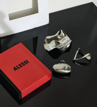 Il set Kitchen di Alessi si articola in tre attrezzi con una forma scultorea, tutti completamente realizzati in acciaio inossidabile 18/10 che sono utili, ma soprattutto belli, da lasciare in bella vista in cucina. Ne fanno parte il pelaverdure Sfrido, il sapone anti-odori Savon du chef e l'appoggiacucchiaio Blip. Prezzo 75 euro (per il set). https://alessi.com Il set Kitchen di Alessi si articola in tre attrezzi con una forma scultorea, tutti completamente realizzati in acciaio inossidabile 18/10 che sono utili, ma soprattutto belli, da lasciare in bella vista in cucina. Ne fanno parte il pelaverdure Sfrido, il sapone anti-odori Savon du chef e l'appoggiacucchiaio Blip. Prezzo 75 euro (per il set). https://alessi.com