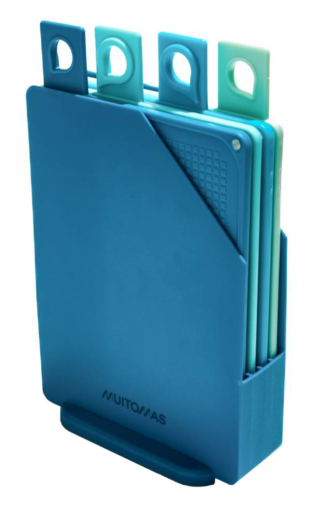 Il set composto da 4 taglieri in plastica rigida in diversi colori di Muitomas è pensato per una preparazione rapida e igienica dei cibi. La superficie è testurizzata e gli angoli sono antiscivolo. Prezzo 39,99 euro. www.muitomas.com Il set composto da 4 taglieri in plastica rigida in diversi colori di Muitomas è pensato per una preparazione rapida e igienica dei cibi. La superficie è testurizzata e gli angoli sono antiscivolo. Prezzo 39,99 euro. www.muitomas.com