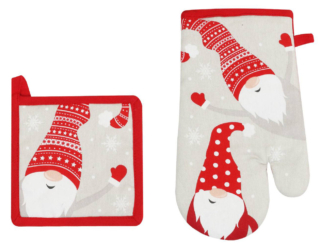 Il set con guanto e presina gnomi Natale Bianco di Kasanova permette di afferrare in modo maneggevole pirofile, teglie e pentole calde. Ha stampa con gnomi che lo rende perfetto per cucinare nelle feste. Prezzo 9,90 euro. www.kasanova.it Il set con guanto e presina gnomi Natale Bianco di Kasanova permette di afferrare in modo maneggevole pirofile, teglie e pentole calde. Ha stampa con gnomi che lo rende perfetto per cucinare nelle feste. Prezzo 9,90 euro. www.kasanova.it