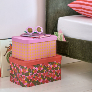 Il set di scatole con coperchio Lena di La Redoute Interieurs può essere usato al posto del tradizionale comodino o per riporre bijoux e altri piccoli oggetti. Sono realizzate in cartone con stampa vichy e floreale nelle tonalità del rosa e del rosso. Misurano L 28 x P 20,3 x H 14 cm e L 32,4 x P 22,8 x H 16,5 cm. Prezzo 29,99 euro (per il set da 2 pezzi). https://www.laredoute.it Il set di scatole con coperchio Lena di La Redoute Interieurs può essere usato al posto del tradizionale comodino o per riporre bijoux e altri piccoli oggetti. Sono realizzate in cartone con stampa vichy e floreale nelle tonalità del rosa e del rosso. Misurano L 28 x P 20,3 x H 14 cm e L 32,4 x P 22,8 x H 16,5 cm. Prezzo 29,99 euro (per il set da 2 pezzi). https://www.laredoute.it
