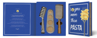 Un regalo originale e simpatico per gli amanti della pasta è il set Gift Novels di Easy Life confezionato in un'elegante scatola a forma di libro che contiene un utensile per spaghetti, un conta-porzioni di pasta e una grattugia in metallo con manico in legno. Prezzo 20 euro. easylife.boutique Un regalo originale e simpatico per gli amanti della pasta è il set Gift Novels di Easy Life confezionato in un'elegante scatola a forma di libro che contiene un utensile per spaghetti, un conta-porzioni di pasta e una grattugia in metallo con manico in legno. Prezzo 20 euro. easylife.boutique