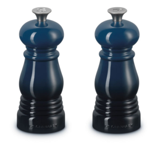 Presentato in un’elegante confezione, il set per macinare il sale e il pepe Nuit le Creuset appartiene alla collezione. Elegante da portare in tavola, ha macina in ceramica, resistente alla corrosione, capace di frantumare velocemente anche i grani più grossi. Inoltre, per regolare lo spessore della macinatura basta girare il pomolo sul tappo. Prezzo 64 euro. www.lecreuset.it Presentato in un’elegante confezione, il set per macinare il sale e il pepe Nuit le Creuset appartiene alla collezione. Elegante da portare in tavola, ha macina in ceramica, resistente alla corrosione, capace di frantumare velocemente anche i grani più grossi. Inoltre, per regolare lo spessore della macinatura basta girare il pomolo sul tappo. Prezzo 64 euro. www.lecreuset.it