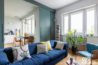 soggiorno e parete scorrevole che separa cucina