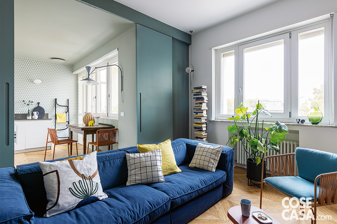 soggiorno e parete scorrevole che separa cucina