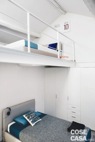 È il caso di questa cameretta, nella quale è stata realizzata una struttura in legno con telaio in ferro che aggiunge ben 10 metri quadri in più alla stanza. Vi si accede con una scala, anch'essa in legno, ancorata alla muratura. I due letti sono così separati e nella parte inferiore lo spazio risparmiato dallo spostamento del secondo letto è impiegato per posizionare un grande armadio e una zona relax con televisore.
Progetto arch. Francesco Brambilla, Studio Associato bbaa, Lissone (MB) http://www.bbaa.it - Styling Laura Mauceri - Foto Studio Roy È il caso di questa cameretta, nella quale è stata realizzata una struttura in legno con telaio in ferro che aggiunge ben 10 metri quadri in più alla stanza. Vi si accede con una scala, anch'essa in legno, ancorata alla muratura. I due letti sono così separati e nella parte inferiore lo spazio risparmiato dallo spostamento del secondo letto è impiegato per posizionare un grande armadio e una zona relax con televisore.
Progetto arch. Francesco Brambilla, Studio Associato bbaa, Lissone (MB) http://www.bbaa.it - Styling Laura Mauceri - Foto Studio Roy