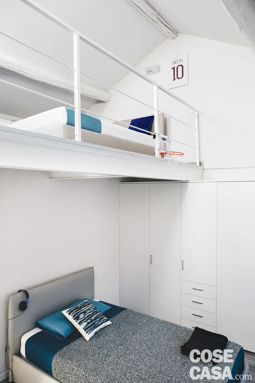 È il caso di questa cameretta, nella quale è stata realizzata una struttura in legno con telaio in ferro che aggiunge ben 10 metri quadri in più alla stanza. Vi si accede con una scala, anch'essa in legno, ancorata alla muratura. I due letti sono così separati e nella parte inferiore lo spazio risparmiato dallo spostamento del secondo letto è impiegato per posizionare un grande armadio e una zona relax con televisore.
Progetto arch. Francesco Brambilla, Studio Associato bbaa, Lissone (MB) http://www.bbaa.it - Styling Laura Mauceri - Foto Studio Roy È il caso di questa cameretta, nella quale è stata realizzata una struttura in legno con telaio in ferro che aggiunge ben 10 metri quadri in più alla stanza. Vi si accede con una scala, anch'essa in legno, ancorata alla muratura. I due letti sono così separati e nella parte inferiore lo spazio risparmiato dallo spostamento del secondo letto è impiegato per posizionare un grande armadio e una zona relax con televisore.
Progetto arch. Francesco Brambilla, Studio Associato bbaa, Lissone (MB) http://www.bbaa.it - Styling Laura Mauceri - Foto Studio Roy