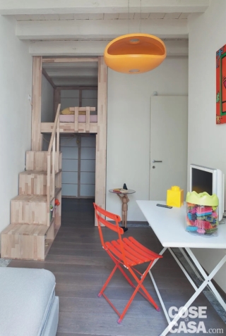 In questo caso, la stanza, che ha una forma allungata e una rientranza, ospita un solo letto singolo e una scrivania. Per via della presenza di una porta finestra su un lato corto e della porta di accesso su un lato lungo, non c'è posto per un altro letto. Per inserirlo è stata creata una struttura che sfrutta la rientranza della stanza e che ospita sul soppalco il secondo letto singolo. La struttura è in legno di faggio e nella parte bassa, sotto il letto, presenta un armadio a tutta altezza, mentre i gradini della scala sono dei contenitori a giorno. Un limite della stanza, la piccola rientranza, è stata trasformato in uno spazio capiente per un ulteriore letto e un armadio.
Progetto d'interni arch. Simona Prete, Crema (Cr), Tel. 0373/630408 http://www.simonaprete.it - Foto Cristina Fiorentini In questo caso, la stanza, che ha una forma allungata e una rientranza, ospita un solo letto singolo e una scrivania. Per via della presenza di una porta finestra su un lato corto e della porta di accesso su un lato lungo, non c'è posto per un altro letto. Per inserirlo è stata creata una struttura che sfrutta la rientranza della stanza e che ospita sul soppalco il secondo letto singolo. La struttura è in legno di faggio e nella parte bassa, sotto il letto, presenta un armadio a tutta altezza, mentre i gradini della scala sono dei contenitori a giorno. Un limite della stanza, la piccola rientranza, è stata trasformato in uno spazio capiente per un ulteriore letto e un armadio.
Progetto d'interni arch. Simona Prete, Crema (Cr), Tel. 0373/630408 http://www.simonaprete.it - Foto Cristina Fiorentini