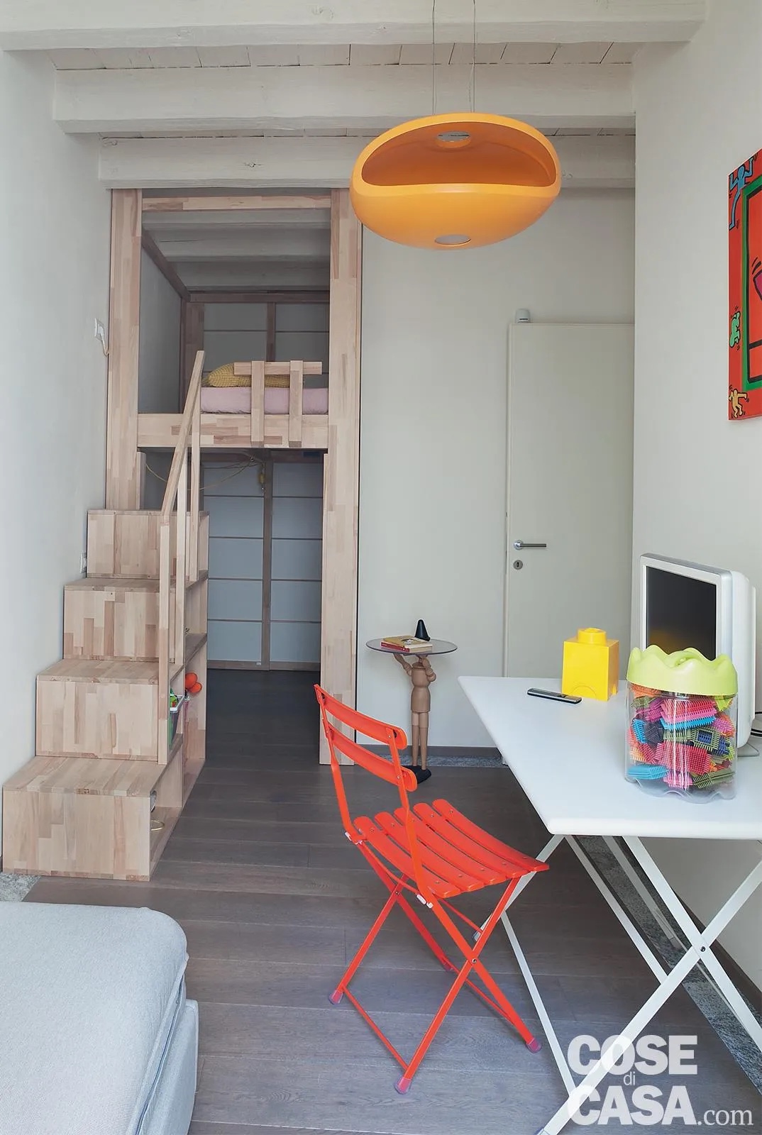 In questo caso, la stanza, che ha una forma allungata e una rientranza, ospita un solo letto singolo e una scrivania. Per via della presenza di una porta finestra su un lato corto e della porta di accesso su un lato lungo, non c'è posto per un altro letto. Per inserirlo è stata creata una struttura che sfrutta la rientranza della stanza e che ospita sul soppalco il secondo letto singolo. La struttura è in legno di faggio e nella parte bassa, sotto il letto, presenta un armadio a tutta altezza, mentre i gradini della scala sono dei contenitori a giorno. Un limite della stanza, la piccola rientranza, è stata trasformato in uno spazio capiente per un ulteriore letto e un armadio.
Progetto d'interni arch. Simona Prete, Crema (Cr), Tel. 0373/630408 http://www.simonaprete.it - Foto Cristina Fiorentini In questo caso, la stanza, che ha una forma allungata e una rientranza, ospita un solo letto singolo e una scrivania. Per via della presenza di una porta finestra su un lato corto e della porta di accesso su un lato lungo, non c'è posto per un altro letto. Per inserirlo è stata creata una struttura che sfrutta la rientranza della stanza e che ospita sul soppalco il secondo letto singolo. La struttura è in legno di faggio e nella parte bassa, sotto il letto, presenta un armadio a tutta altezza, mentre i gradini della scala sono dei contenitori a giorno. Un limite della stanza, la piccola rientranza, è stata trasformato in uno spazio capiente per un ulteriore letto e un armadio.
Progetto d'interni arch. Simona Prete, Crema (Cr), Tel. 0373/630408 http://www.simonaprete.it - Foto Cristina Fiorentini