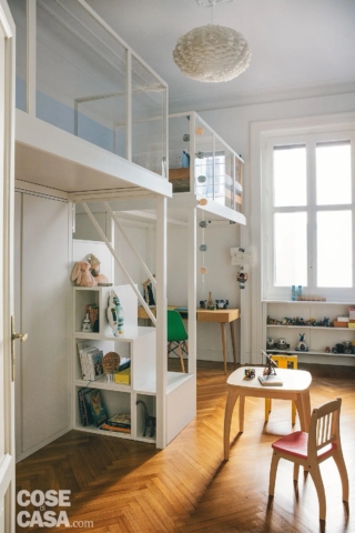 Questa camera dei ragazzi è già di discrete dimensioni, ma l'aggiunta del soppalco permette di raddoppiare lo spazio. La parte inferiore della stanza ospita tutto il necessario per il gioco e lo studio, con scrivania, contenitori, tavoli, armadi, mentre quella superiore è dedicata al riposo.
La struttura in legno non ha parti in muratura ma solo dei pilastri in metallo, è profonda 130 cm ed è dotata di grossi gradini contenitori e di una balaustra in plexiglass come protezione.
Progetto arch. Chantal Forzatti con Sixplus Architetti, Milano http://www.chantalforzattiarchitetto.com http://www.sixplusarchitetti.com - Foto Studio Roy - Styling Rosaria Galli Questa camera dei ragazzi è già di discrete dimensioni, ma l'aggiunta del soppalco permette di raddoppiare lo spazio. La parte inferiore della stanza ospita tutto il necessario per il gioco e lo studio, con scrivania, contenitori, tavoli, armadi, mentre quella superiore è dedicata al riposo.
La struttura in legno non ha parti in muratura ma solo dei pilastri in metallo, è profonda 130 cm ed è dotata di grossi gradini contenitori e di una balaustra in plexiglass come protezione.
Progetto arch. Chantal Forzatti con Sixplus Architetti, Milano http://www.chantalforzattiarchitetto.com http://www.sixplusarchitetti.com - Foto Studio Roy - Styling Rosaria Galli