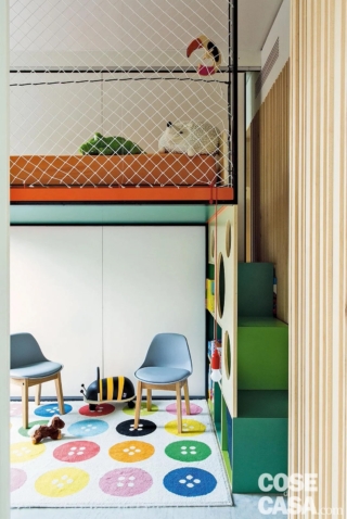 In questa cameretta lo spazio inferiore è arredato con un armadio e tutto il necessario per giocare, spazi per riporre i giocattoli, sedie, tappeto a disegni. Sopra l'armadio, a 130 cm da terra, è posizionato il lettino, che è protetto da una originale rete da barca che funge da parapetto e che si raggiunge tramite una scala a gradoni alti e colorati, che sul lato presentano dei vani e che sono chiusi da un divertente pannello con fori tondi.
Progetto arch. Giulio Molaioli, FFD Studio, Via Castelnuovo di Porto 24, Roma http://www.ffdstudio.eu - Foto Studio Wolo In questa cameretta lo spazio inferiore è arredato con un armadio e tutto il necessario per giocare, spazi per riporre i giocattoli, sedie, tappeto a disegni. Sopra l'armadio, a 130 cm da terra, è posizionato il lettino, che è protetto da una originale rete da barca che funge da parapetto e che si raggiunge tramite una scala a gradoni alti e colorati, che sul lato presentano dei vani e che sono chiusi da un divertente pannello con fori tondi.
Progetto arch. Giulio Molaioli, FFD Studio, Via Castelnuovo di Porto 24, Roma http://www.ffdstudio.eu - Foto Studio Wolo