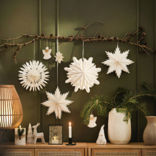 Sono state appese ad un lungo ramo le stelle natalizie Skrymsli e Kryolit di Jysk, completamente realizzate in carta bianca piegata e disponibili anche con luci a led interne. Misurano Ø 30 x H 8 cm e Ø 38 cm. Prezzo a partire da 5 euro cad.  https://jysk.it