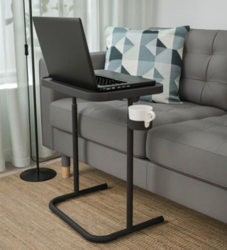 Il supporto per Pc portatile Bjorkasen di Ikea Italia permette di lavorare o studiare stando seduti sul divano o su una poltrona. É possibile regolare sia l'altezza sia l'inclinazione per ottenere la posizione perfetta; inoltre, quando non serve si richiude. Il porta tazze integrato consente di avere sempre a portata di mano caffè e bibite. La struttura è realizzata in acciaio, disponibile in tre varianti di colore. Misura L 46 x P 35 x H 60/70 cm. Prezzo 29,95 euro. https://www.ikea.com Il supporto per Pc portatile Bjorkasen di Ikea Italia permette di lavorare o studiare stando seduti sul divano o su una poltrona. É possibile regolare sia l'altezza sia l'inclinazione per ottenere la posizione perfetta; inoltre, quando non serve si richiude. Il porta tazze integrato consente di avere sempre a portata di mano caffè e bibite. La struttura è realizzata in acciaio, disponibile in tre varianti di colore. Misura L 46 x P 35 x H 60/70 cm. Prezzo 29,95 euro. https://www.ikea.com