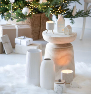 Il tavolino da salotto Mouna di Maisons du Monde ha una forma compatta e scultorea che mette in evidenza il legno di paulonia con cui è completamente realizzato. Il colore beige e le venature lo rendono elegante e facile da ambientare. Misura Ø 29 x H 40 cm. Prezzo 59,99 euro. https://www.maisonsdumonde.com Il tavolino da salotto Mouna di Maisons du Monde ha una forma compatta e scultorea che mette in evidenza il legno di paulonia con cui è completamente realizzato. Il colore beige e le venature lo rendono elegante e facile da ambientare. Misura Ø 29 x H 40 cm. Prezzo 59,99 euro. https://www.maisonsdumonde.com