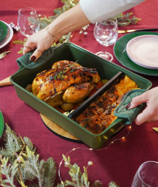 L'Incredibile Pirofila di Cookut è multitasking: grazie al separatore, in silicone e vetro temperato, è possibile infatti regolare facilmente le dimensioni al suo interno cucinando così più pietanze nello stesso momento. Adatta al forno, ha corpo in metallo riciclato al 100% e rivestimento minerale naturale privo di PFAS. Misura 40x30 cm. Prezzo 89,90 euro. www.cookut.com/it L'Incredibile Pirofila di Cookut è multitasking: grazie al separatore, in silicone e vetro temperato, è possibile infatti regolare facilmente le dimensioni al suo interno cucinando così più pietanze nello stesso momento. Adatta al forno, ha corpo in metallo riciclato al 100% e rivestimento minerale naturale privo di PFAS. Misura 40x30 cm. Prezzo 89,90 euro. www.cookut.com/it