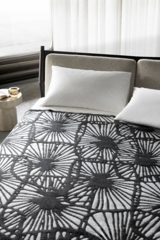 La thermocoperta matrimoniale Vintage di Lanerossi rilegge un brevetto del 1956 in chiave contemporanea; è prodotta in 100% lana vergine merino, calda e avvolgente, con una struttura brevettata a doppia intercapedine pensata per creare una barriera termica durante il riposo. È presente un bordo in velluto e degli angoli stondati che ne valorizzano l’estetica morbida e raffinata. Misura L 220 x P 250 cm. Prezzo 800 euro. https://lanerossi.com