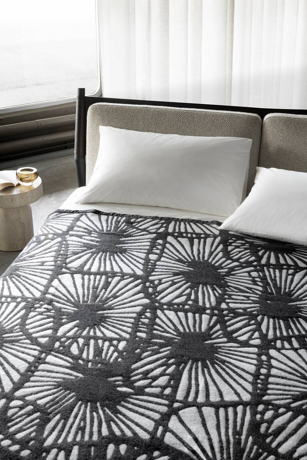 La thermocoperta matrimoniale Vintage di Lanerossi rilegge un brevetto del 1956 in chiave contemporanea; è prodotta in 100% lana vergine merino, calda e avvolgente, con una struttura brevettata a doppia intercapedine pensata per creare una barriera termica durante il riposo. È presente un bordo in velluto e degli angoli stondati che ne valorizzano l’estetica morbida e raffinata. Misura L 220 x P 250 cm. Prezzo 800 euro. https://lanerossi.com