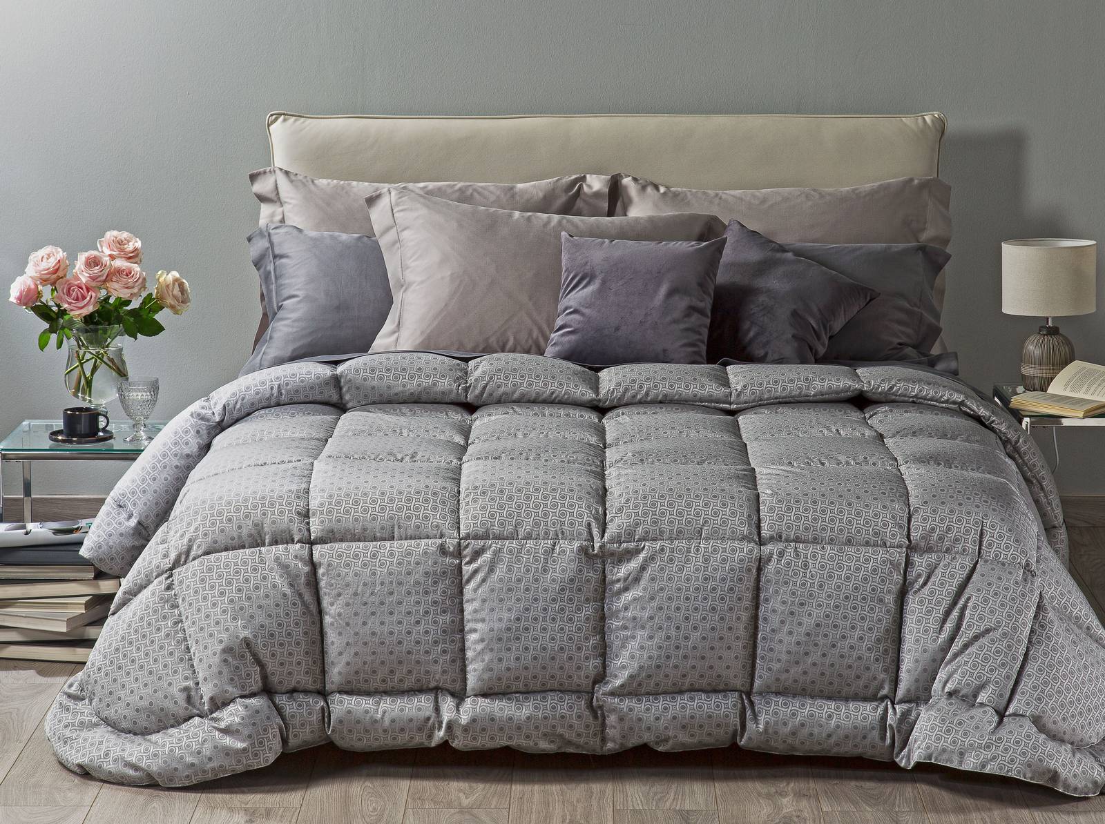 Prezioso raso jacquard tinto in filo nei toni del grigio per la raffinata trapunta matrimoniale Barocco di Caleffi. L' imbottitura è realizzata in piuma 235 gr/m2: 90% piumino e 10% piumetta. Misura L 270 x P 260 cm. Prezzo a partire da 699 euro. https://www.caleffionline.it