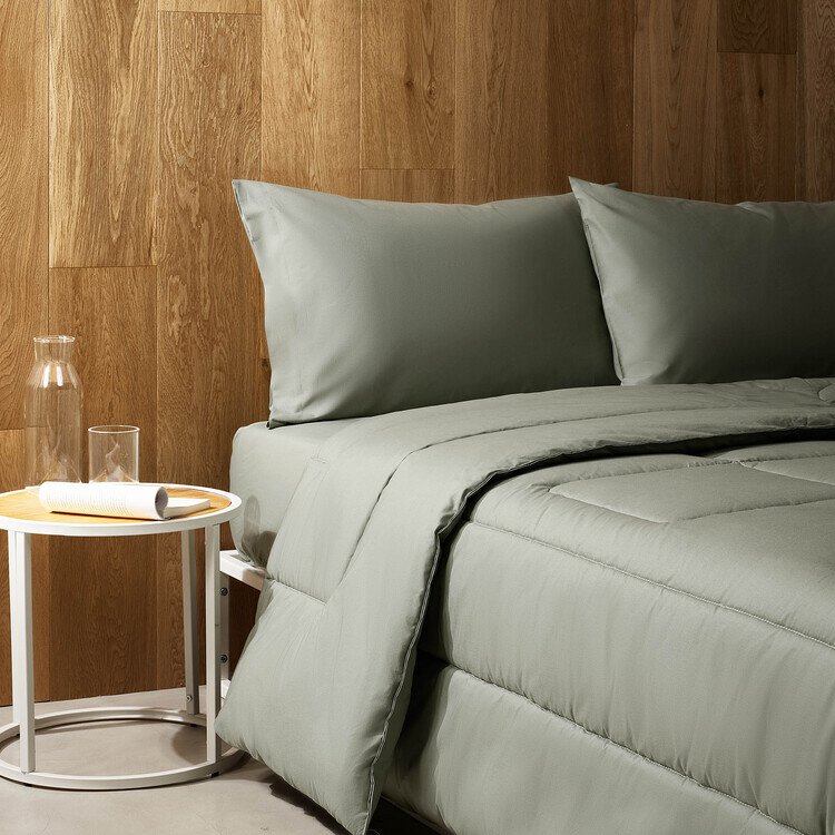 Una delicata sfumatura di verde per la trapunta Pop Color Camouflage di Bassetti che è rivestita in tela di puro cotone tinta unita e dotata di una morbida imbottitura anallergica da 320g/m². Il colore rimane brillante e inalterato nel tempo anche dopo ripetuti lavaggi; inoltre, è testata per sostanze pericolose e certificata secondo STANDARD 100 by OEKO-TEX®. Misura L 260 x P 260 cm. Prezzo 132 euro. https://www.bassetti.com