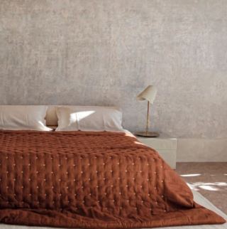 È disponibile in diciannove varianti di colore la trapunta Quilt di Once Milano che è realizzata in lino su entrambi i lati, quello superiore colorato, quello inferiore nella variante naturale, ed è imbottita in poliestere. Misura L 260 x P 220 cm. Prezzo 985 euro. https://oncemilano.com