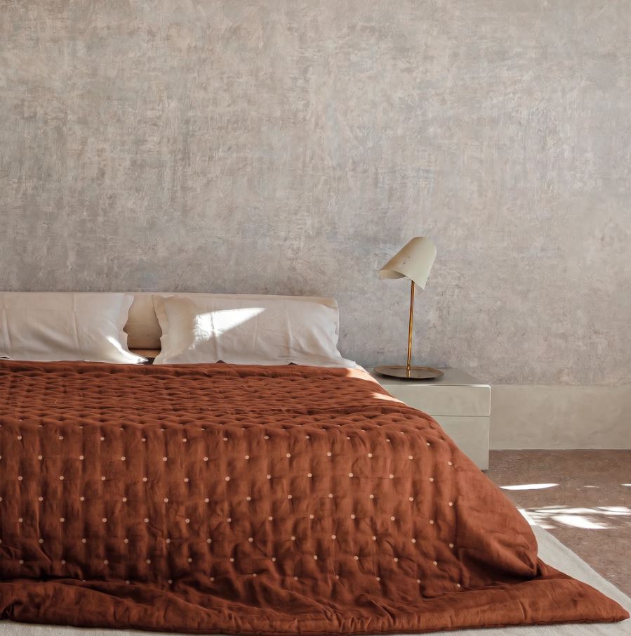 È disponibile in diciannove varianti di colore la trapunta Quilt di Once Milano che è realizzata in lino su entrambi i lati, quello superiore colorato, quello inferiore nella variante naturale, ed è imbottita in poliestere. Misura L 260 x P 220 cm. Prezzo 985 euro. https://oncemilano.com