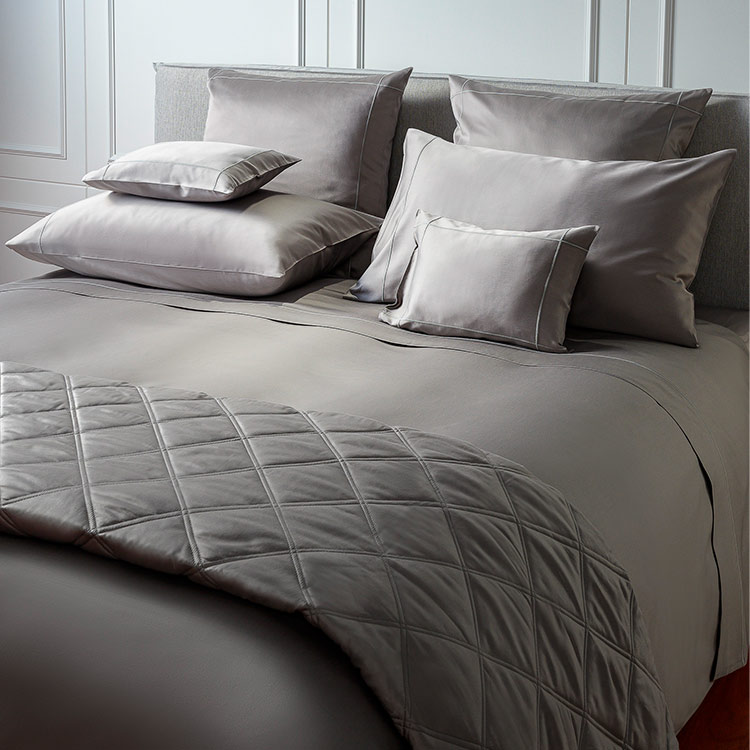 La trapunta della Collezione Lounge di Rivolta Carmignani è realizzato in raso di puro cotone a fibra lunga pettinato che la rende piacevole al tatto e confortevole. È disponibile in diverse colorazioni e può essere coordinate con le lenzuola della stessa collezione. Misura L 260 x P 270 cm. Prezzo 490 euro. https://www.rivoltacarmignani.com
Stile romantico per la trapunta Miriam di Carillo Home: è rivestita in morbida microfibra effetto velluto in una raffinata sfumatura grigio chiaro ed è corredata di ruches decorative lungo il bordo. L'imbottitura interna in poliestere garantisce comfort e calore anche nelle notti più fredde. È certificata OEKO-TEX®. Misura L 260 x P 260 cm. Prezzo 174,90 euro. https://www.carillohome.com