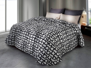 Effetto optical per la trapunta di Cinelli Piume e Piumini che ha la superfice valorizzata da un motivo geometrico nero su fondo grigio perla che la rende scenografica ed elegante. Abbina il comfort alla qualità artigianale ed è disponibile nelle versioni Standard, Medium e Light per adattarsi alle diverse esigenze di calore: è imbottita in piuma e piumino d’oca, materiale naturale che garantisce comfort, leggerezza e alta traspirabilità, contribuendo a mantenere il microclima ideale per tutta la notte. Misura L 270 x P 260 cm. Prezzo 528 euro. https://www.cinellipiumini.it