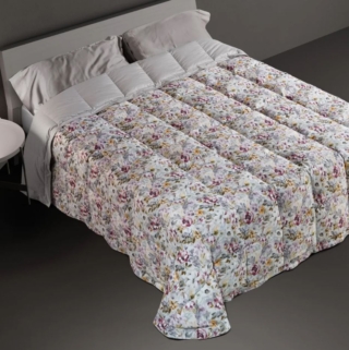 Un delicato e fitto decoro floreale per la trapunta matrimoniale di DaunenStep imbottita in morbida piuma che la rende leggera, termoregolante e  traspirante per un sonno confortevole. È caratterizzata da una trapuntatura a quadri fissi che mantiene il calore uguale su tutta la superficie; è garantita 10 anni. Misura L 270 x P 260 cm. Prezzo 699 euro. https://www.daunenstep.com