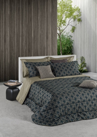 Fa parte della collezione Trussardi Casa by Mirabello Carrara la trapunta matrimoniale che è rivestita in morbido sateen di cotone impreziosito da un decoro geometrico, ispirato alle archietture, nelle tonalità del verde scuro e del grigio. È imbottita in 100% poliestere da 300 g/mq. Misura L 270 x P 260 cm. Prezzo  a partire da 481 euro. https://mirabellocarrara.it