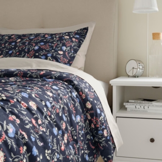 Fa parte del set BRUDKRUSBÄR di Ikea Italia la trapunta, imbottita in poliestere riciclato al 90% e rivestita in puro cotone, che è piacevole al tatto e lavabile in lavatrice. Il rivestimento spazzolato a fondo nero è decorato da un fresco e allegro motivo floreale. È accompagnata da due federe coordinate. Misura L 220 x P 240 cm. Prezzo 49,95 euro per il set. https://www.ikea.com