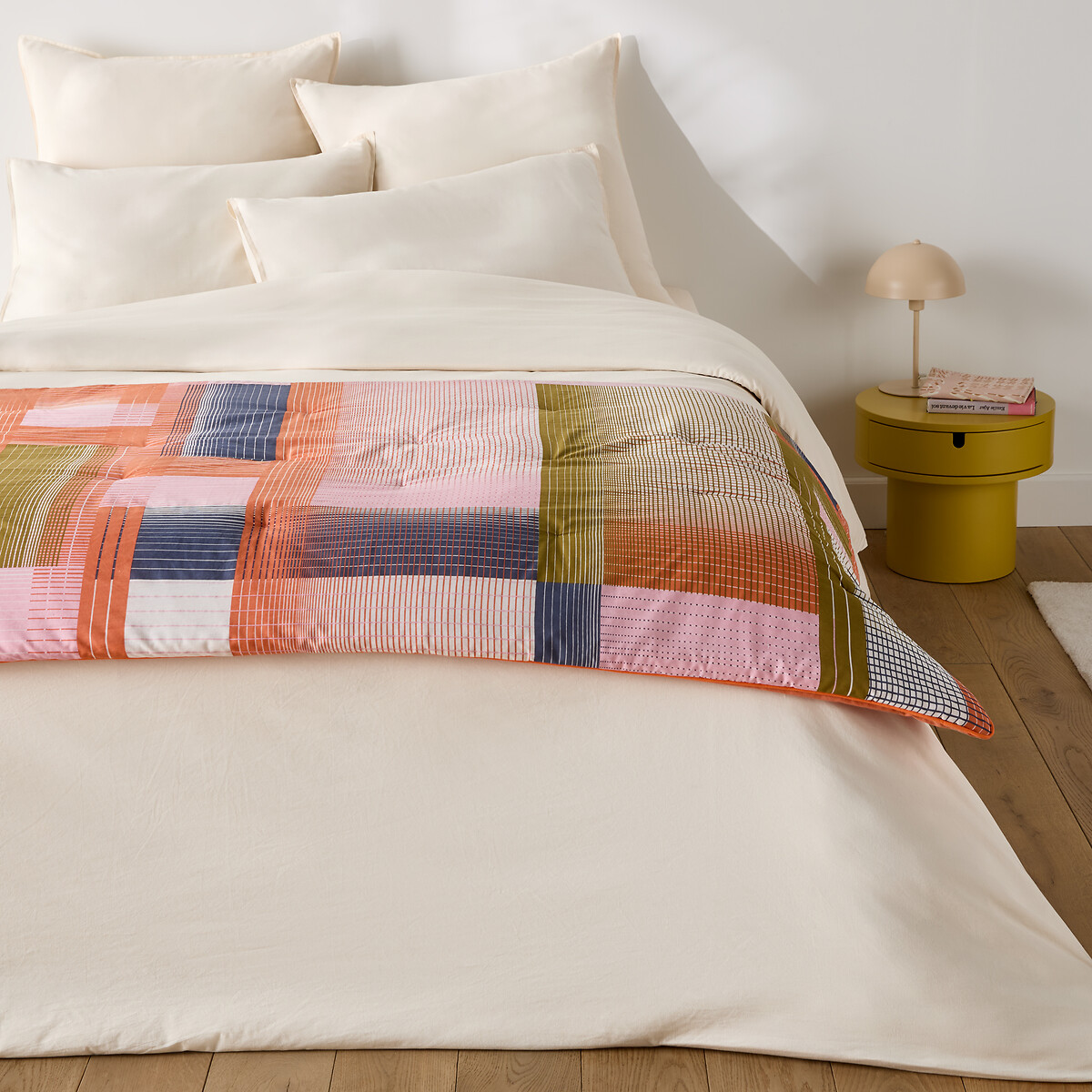 Porta una ventata di colore sul letto chiato il trapuntino Echo di Mapoésie per La Redoute Interieurs: è rivestito in puro cotone lavato con un decoro grafico ispirato ai pattern degli Anni Settanta. È imbottito  in poliestere che lo rende leggero e caldo sui piedi. Misura L 90 x P 190 cm. Prezzo 109 euro. https://www.laredoute.it