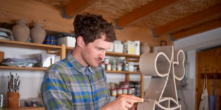 Albissola Marina, L’artista Koen Taselaar in residenza ad Albissola Marina, maggio 2025. Ph Claudio Pagnacco Albissola Marina, L’artista Koen Taselaar in residenza ad Albissola Marina, maggio 2025. Ph Claudio Pagnacco