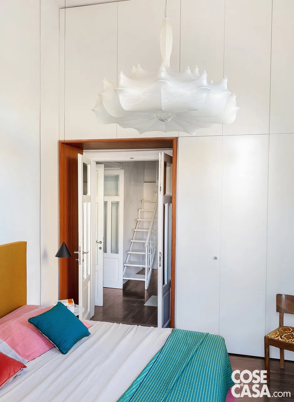 In questa stanza, la parete è interrotta dalla porta di accesso che si apre sul disimpegno. Qui è stato inserito un armadio in laccato bianco su misura, che incornicia la porta e sfrutta lo spazio fino al soffitto grazie alla struttura a ponte.
Progetto: damaSTUDIO associati, arch. Elena Mattia, arch. Arianna Manni, arch. Valentina D’Ambrosi, via Norico 5, Roma https://www.damastudioassociati.it - Foto e Styling: Studio Wolo