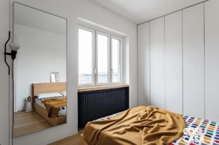 In questa camera da letto di dimensioni contenute, l'armadio, realizzato su misura, arriva fino al soffitto e copre l'intero spazio disponibile per utilizzarlo al massimo. Il colore bianco accentua maggiormente la luminosità della stanza dovuta alla presenza di una tripla finestra e crea un gioco di contrasti con il nero del radiatore.
Progetto: arch. Lodovico Malchiodi, Malchiodi Architettura, via Anelli 9, Milano – malchiodiarchitettura.it - Foto: Studio Roy -Styling: Laura Mauceri