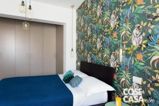 Questa camera di grandi dimensioni presenta un armadio in nicchia, realizzato su misura, che risolve il problema della presenza di un pilastro portante e di una forma irregolare a trapezio. L'armadio, di colore grigio in mdf laccato opaco, ha profondità differenti per seguire la parete obliqua rimanendo lineare anteriormente e si inserisce nella rientranza formata dal pilastro.
Progetto: arch. Manuel Romeo, SMARCK Studio, Milano - https://www.smarckstudio.com - Foto: Studio Roy - Styling Laura Mauceri