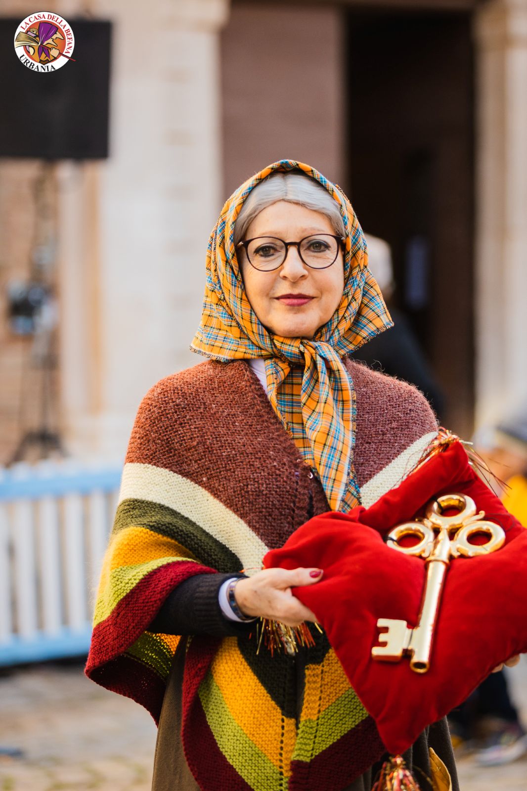 Alla 29esima edizione della Festa Nazionale della Befana la befana di Urbania riceve dal sindaco le chiavi della città domenica il 4 gennaio e 5 gennaio consegna i regali a tutti i bambini.