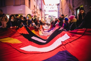 Alla Festa Nazionale della Befana di Urbania non può mancare la sfilata di una calza lunga più di 70 metri.