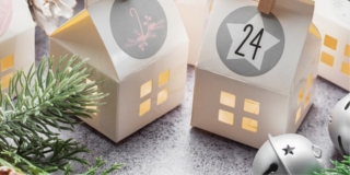 Al “Cuneo Christmas Village” nella centrale Via Roma il mercatino di Natale offre in 20 casette di legno prodotti di artigianato locale, specialità, dolci delle feste e regali originali di artisti locali. Dal 5 all’8 dicembre, dall’11 al 14 dicembre e dal 19 al 24 dicembre 2025, dalle 10 alle 20. www.facebook.com/drinkartcuneo Il tutto nell’atmosfera magica di una città illuminata dalle splendide luminarie natalizie di “Cuneo Illuminata” dal 6 dicembre 2025 al 6 gennaio 2026.