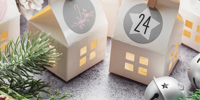 Al “Cuneo Christmas Village” nella centrale Via Roma il mercatino di Natale offre in 20 casette di legno prodotti di artigianato locale, specialità, dolci delle feste e regali originali di artisti locali. Dal 5 all’8 dicembre, dall’11 al 14 dicembre e dal 19 al 24 dicembre 2025, dalle 10 alle 20. www.facebook.com/drinkartcuneo Il tutto nell’atmosfera magica di una città illuminata dalle splendide luminarie natalizie di “Cuneo Illuminata” dal 6 dicembre 2025 al 6 gennaio 2026.