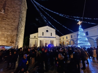 Il nutrito programma di manifestazioni natalizie a Chiusi prevede molte occasioni per gli acquisti natalizi, a cominciare dal mercatino straordinario di Porsenna che si svolge nel centro storico, tra piazza Duomo e via Porsenna l’8 dicembre 2025 e il 6 gennaio 2026. Una vera fucina di idee e sperimentazioni artistiche è la mostra “Val d’Orcia Art Festival”, che vede l’inaugurazione il 6 dicembre 2025 alle ore 17 al Museo Civico, in Via Cimina, e che rimane aperta fino al 6 gennaio 2026. A Chiusi Scalo, in via Leonardo da Vinci, c’è invece la Casa di Babbo Natale, dal 7 dicembre fino al 24 dicembre 2025. Foto: Comune di Chiusi. Il nutrito programma di manifestazioni natalizie a Chiusi prevede molte occasioni per gli acquisti natalizi, a cominciare dal mercatino straordinario di Porsenna che si svolge nel centro storico, tra piazza Duomo e via Porsenna l’8 dicembre 2025 e il 6 gennaio 2026. Una vera fucina di idee e sperimentazioni artistiche è la mostra “Val d’Orcia Art Festival”, che vede l’inaugurazione il 6 dicembre 2025 alle ore 17 al Museo Civico, in Via Cimina, e che rimane aperta fino al 6 gennaio 2026. A Chiusi Scalo, in via Leonardo da Vinci, c’è invece la Casa di Babbo Natale, dal 7 dicembre fino al 24 dicembre 2025. Foto: Comune di Chiusi.