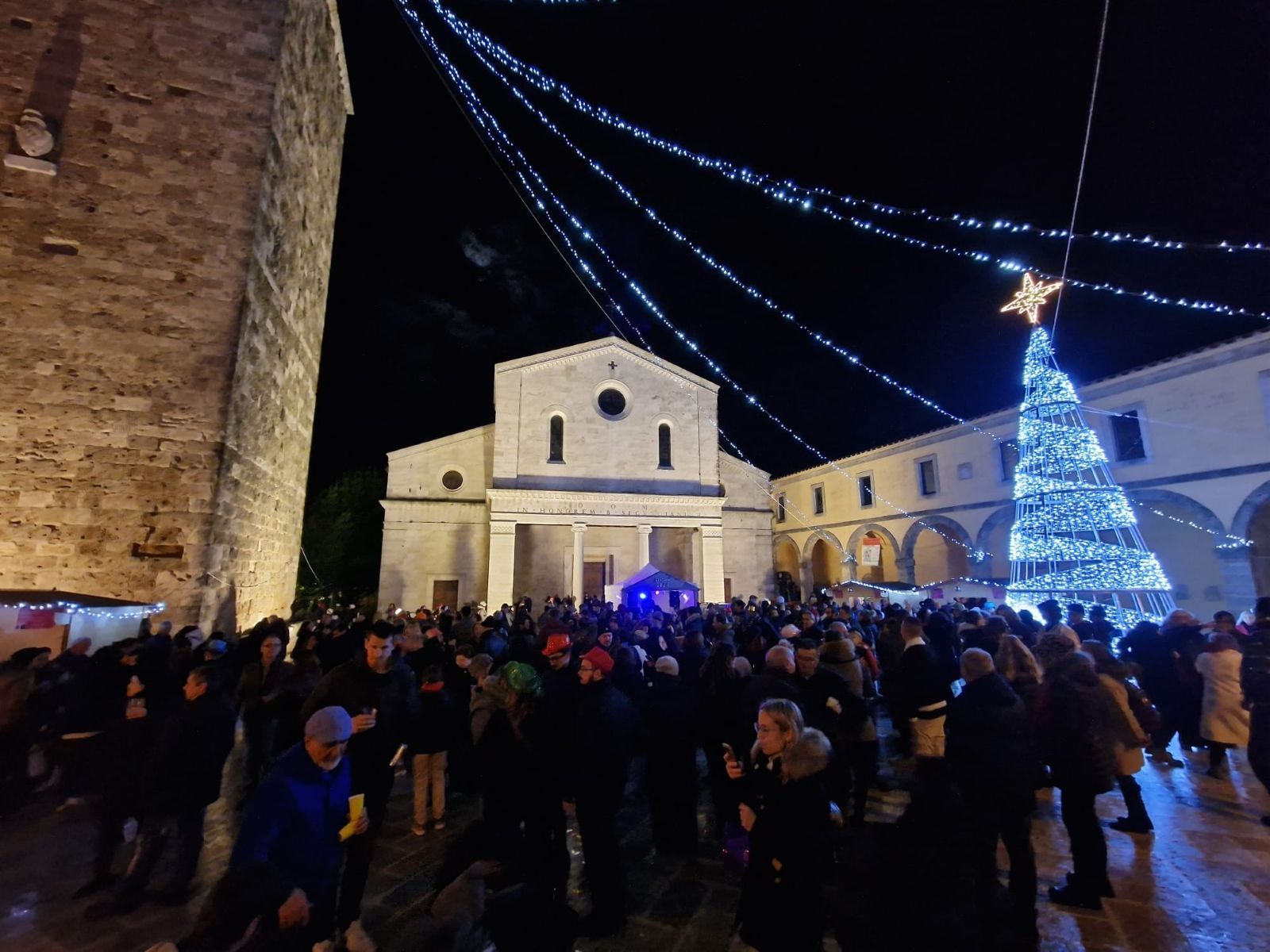 Il nutrito programma di manifestazioni natalizie a Chiusi prevede molte occasioni per gli acquisti natalizi, a cominciare dal mercatino straordinario di Porsenna che si svolge nel centro storico, tra piazza Duomo e via Porsenna l’8 dicembre 2025 e il 6 gennaio 2026. Una vera fucina di idee e sperimentazioni artistiche è la mostra “Val d’Orcia Art Festival”, che vede l’inaugurazione il 6 dicembre 2025 alle ore 17 al Museo Civico, in Via Cimina, e che rimane aperta fino al 6 gennaio 2026. A Chiusi Scalo, in via Leonardo da Vinci, c’è invece la Casa di Babbo Natale, dal 7 dicembre fino al 24 dicembre 2025. Foto: Comune di Chiusi. Il nutrito programma di manifestazioni natalizie a Chiusi prevede molte occasioni per gli acquisti natalizi, a cominciare dal mercatino straordinario di Porsenna che si svolge nel centro storico, tra piazza Duomo e via Porsenna l’8 dicembre 2025 e il 6 gennaio 2026. Una vera fucina di idee e sperimentazioni artistiche è la mostra “Val d’Orcia Art Festival”, che vede l’inaugurazione il 6 dicembre 2025 alle ore 17 al Museo Civico, in Via Cimina, e che rimane aperta fino al 6 gennaio 2026. A Chiusi Scalo, in via Leonardo da Vinci, c’è invece la Casa di Babbo Natale, dal 7 dicembre fino al 24 dicembre 2025. Foto: Comune di Chiusi.