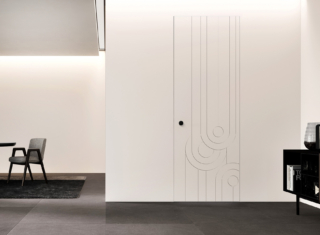 Scenografica e raffinata nello stesso tempo la porta per interni Yncisa 70 della collezione Zero di FerreroLegno, nella versione filomuro con telaio e finitura ecosostenibile ULTRAopaco. La leggera pantografatura disegna sull’anta una serie di decori geometrici netti che danno vita a forme morbide e a curve sinuose. www.ferrerolegno.com