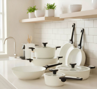 Può essere lasciata in bella vista in cucina la batteria di pentole antiaderenti Bambù in vendita da Kasanova, declinata nella luminosa variante bianco. Può essere usata quotidianamente su tutti i piani cottura ed è composta da 10 pezzi tra pentole e casseruole con coperchi. www.kasanova.com