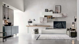 Fa parte del sistema modulare Atlante di Tomasella, che offre soluzioni versatili e personalizzabili per la zona giorno, la composizione a parete con mobili nella finitura Bianco Gesso: un colore morbido e luminoso che crea un’atmosfera di calma ed equilibrio. www.tomasella.it