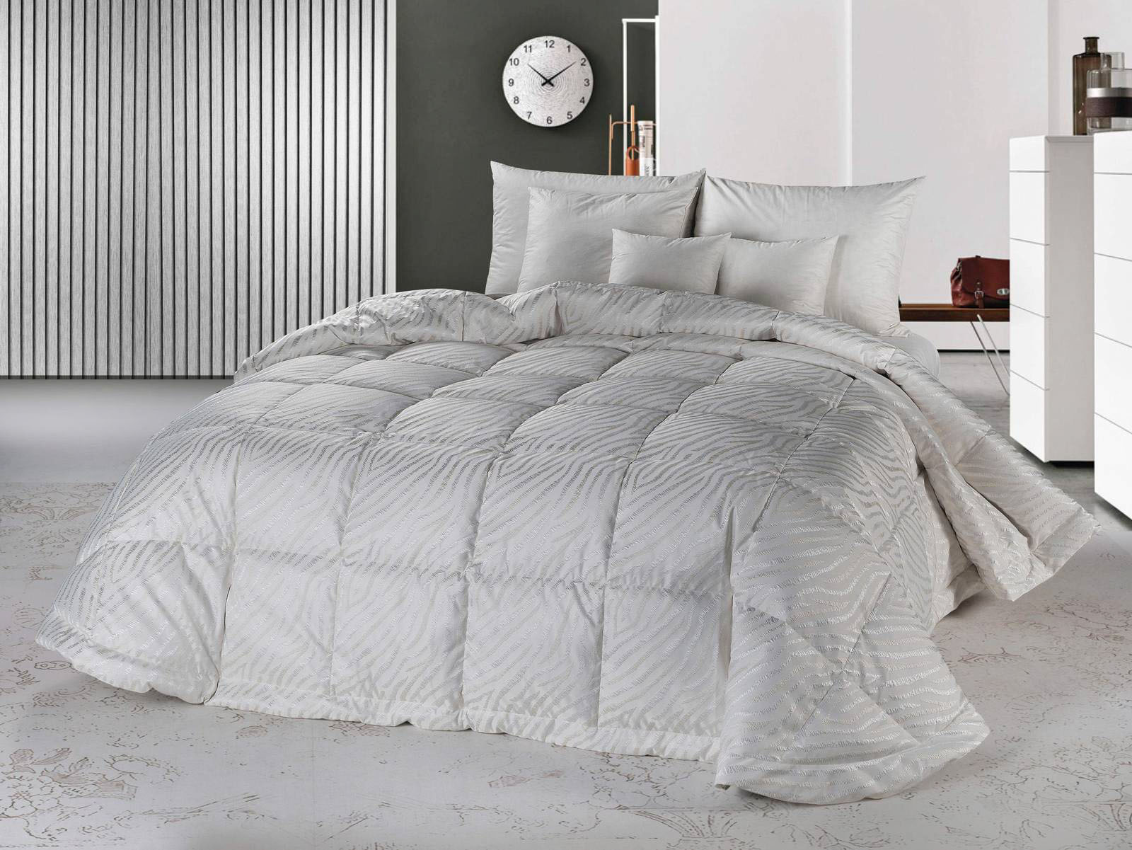 Fa parte della nuova collezione di trapunte di Cinelli Piume e Piumini il modello nella colorazione 2026 che rende raffinata la camera da letto. È imbottita in piumino d’oca bianca, che la rende leggera, con un' elevata traspirabilità e un comfort termico ottimale durante tutta la notte,  www.cinellipiumini.com