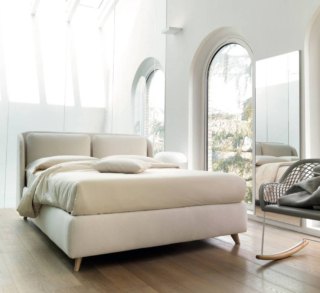 Un colore limpido e puro, capace di riportare equilibrio e serenità in camera, per il letto Hello di Noctis che ha la testata imbottita formata da due cuscini imbottiti ed è completamente rivestito in tessuto Fluff nella variante bianco.  www.noctis.it