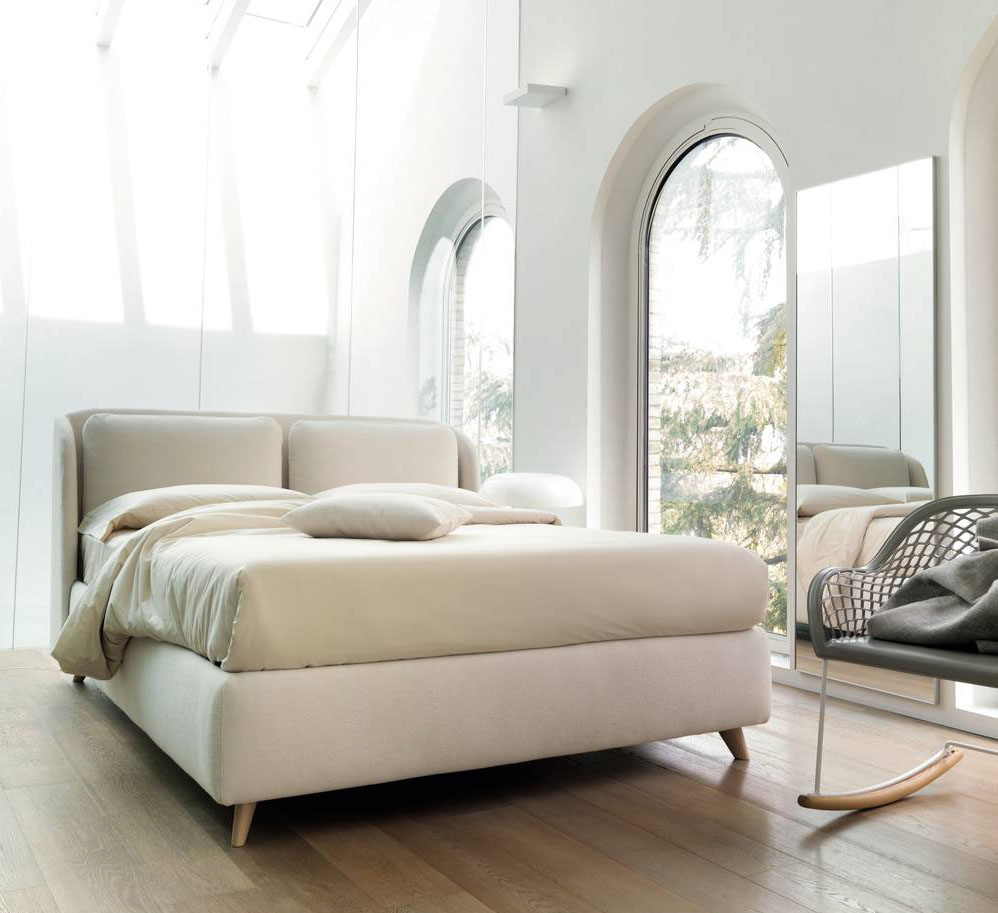 Un colore limpido e puro, capace di riportare equilibrio e serenità in camera, per il letto Hello di Noctis che ha la testata imbottita formata da due cuscini imbottiti ed è completamente rivestito in tessuto Fluff nella variante bianco.  www.noctis.it