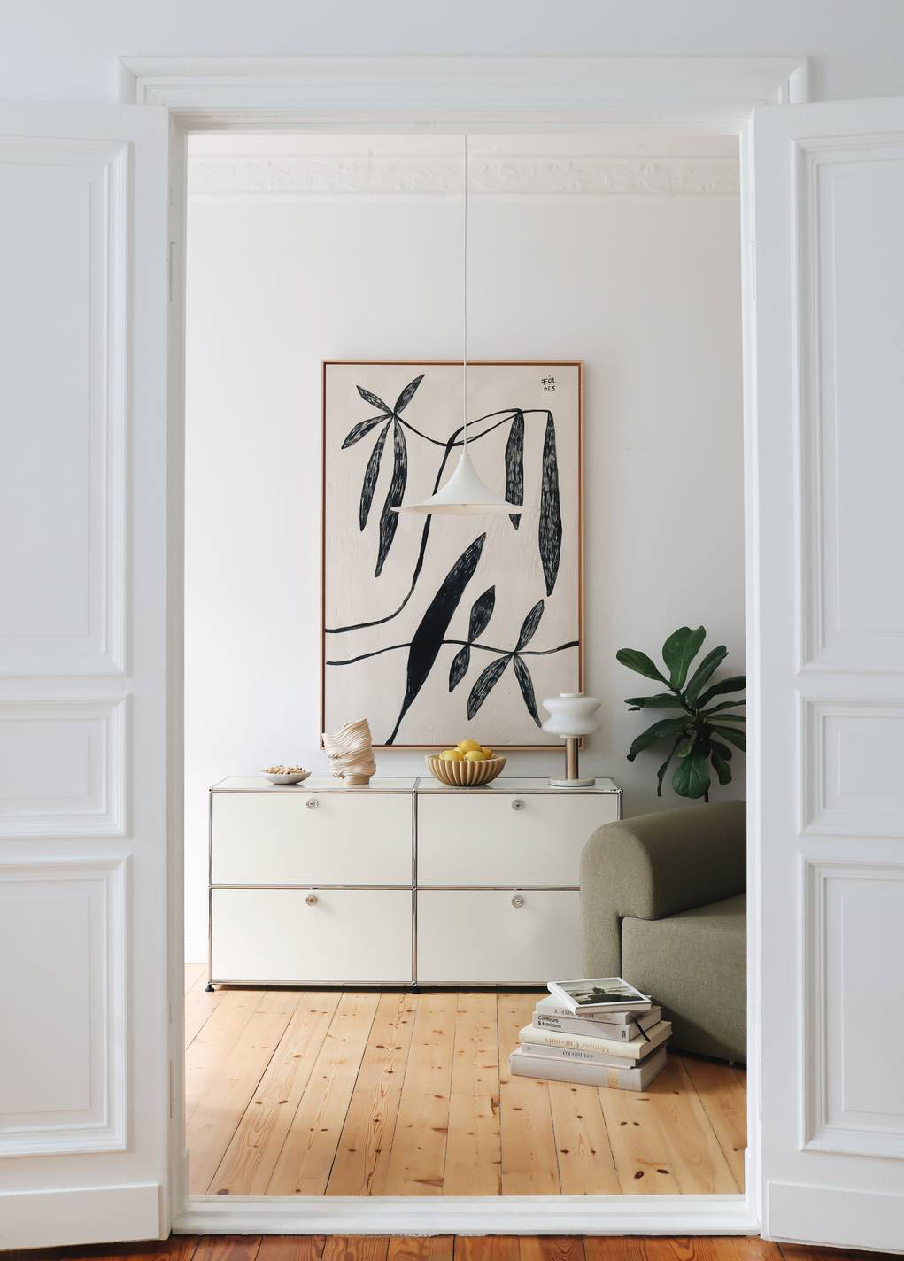 Bianco Puro per il mobile contenitore con quattro ante a ribalta di USM Haller: può essere sistemato nel living o in una zona di passaggio come il corridoio. L'iconica struttura in tubolare d'acciaio cromato è abbinata ai pannelli verniciati a polvere. www.usm.com