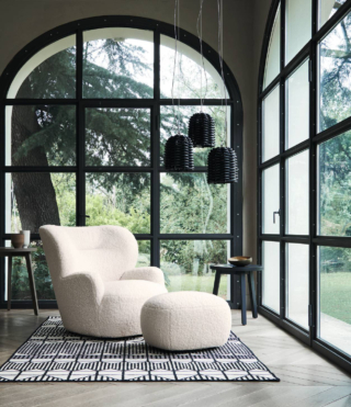 Ampia e accogliente la poltrona girevole LOLL 09 di Gervasoni che è caratterizzata da dettagli artigianali ed è corredata di un pouf coordinato. È completamente rivestita in tessuto sfoderabile Bear Polar in una raffinata sfumatura di bianco che ne sottolinea l'aspetto soffice. www.gervasoni1882.com