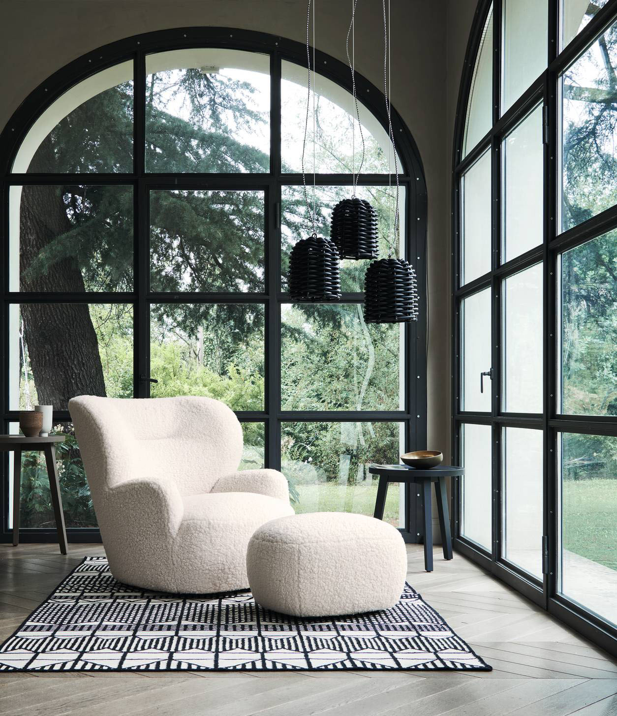 Ampia e accogliente la poltrona girevole LOLL 09 di Gervasoni che è caratterizzata da dettagli artigianali ed è corredata di un pouf coordinato. È completamente rivestita in tessuto sfoderabile Bear Polar in una raffinata sfumatura di bianco che ne sottolinea l'aspetto soffice. www.gervasoni1882.com