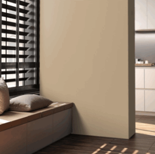 In questo angolo della zona giorno, è stato scelto il color cachi per una singola parete: si tratta della pittura ColoreVivo 197Y di San Marco, lavabile a base acqua per interni.
Perfetto l'abbinamento con il pavimento in parquet a sottolinearne la naturalezza e con il bianco della cucina retrostante.